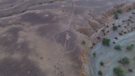 drone retrocediendo por encima de blythe intaglios en el desierto de sonora, arizona