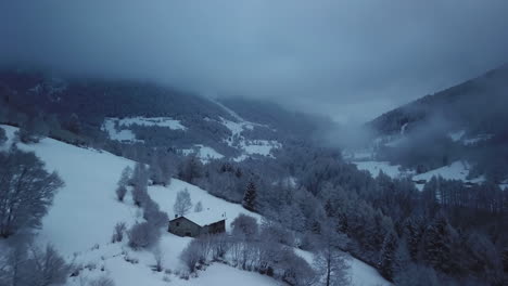 Vista-Aérea-Por-Drones-Del-Pintoresco-Paisaje-Montañoso-Congelado-En-Invierno