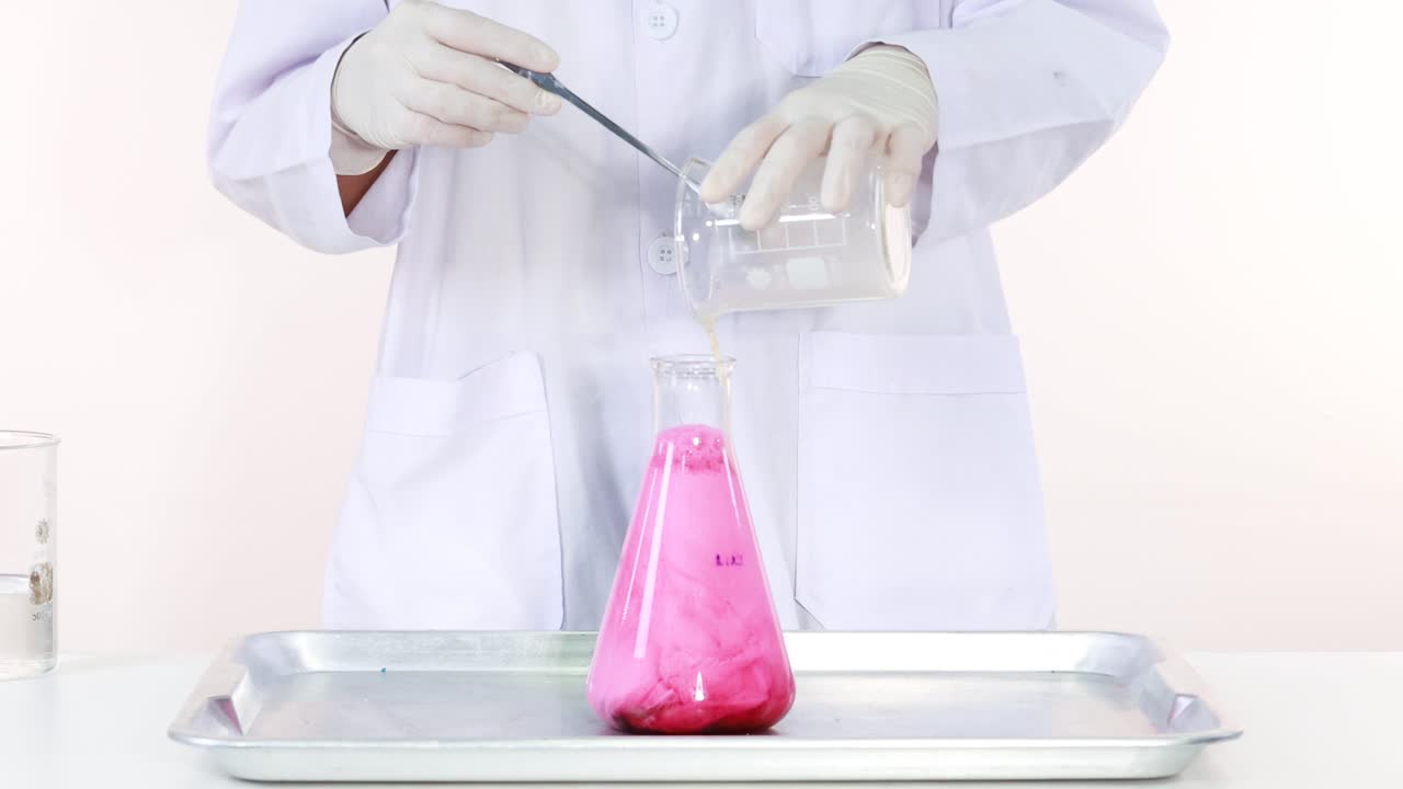 la espuma vibrante estalla a partir de una reacción química