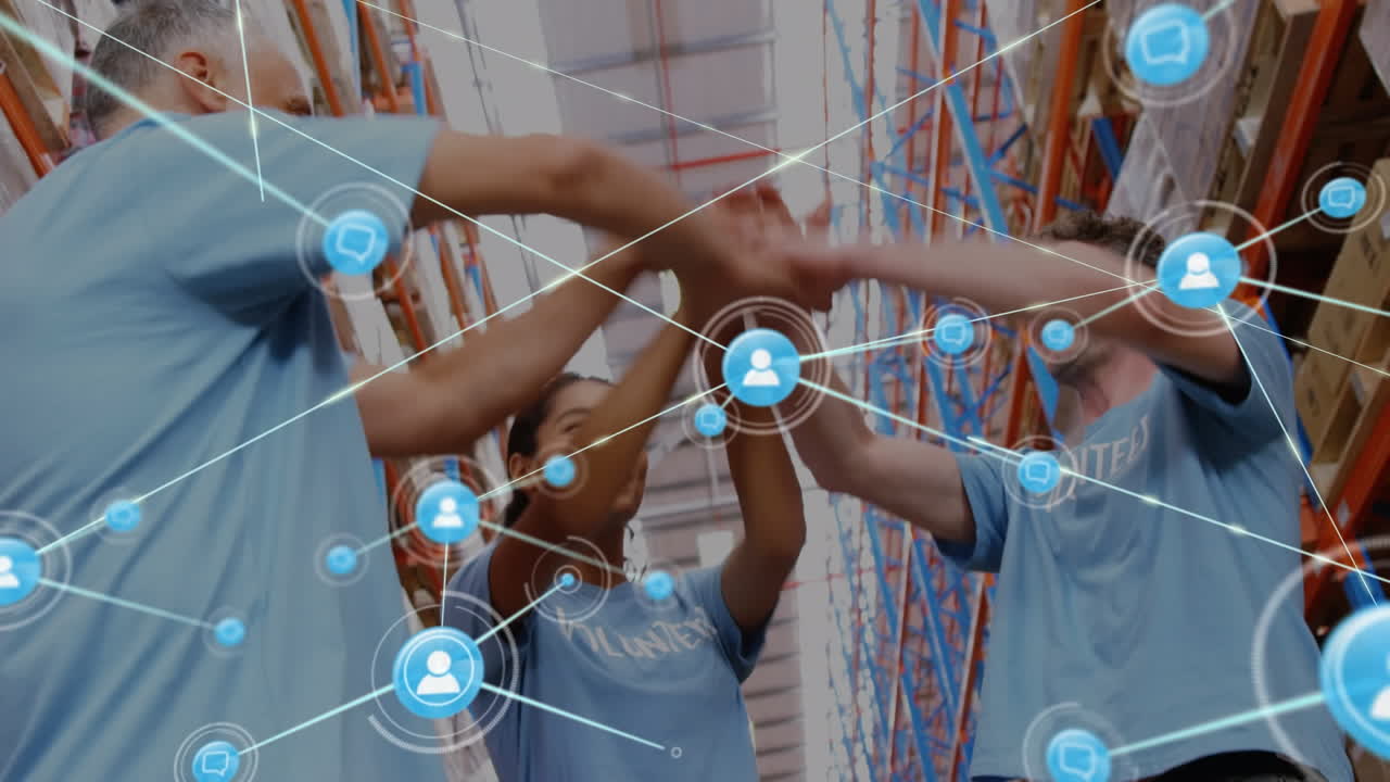 animación de perfiles conectados e iconos de mensajes sobre diversos compañeros de trabajo apilándose y levantando las manos.