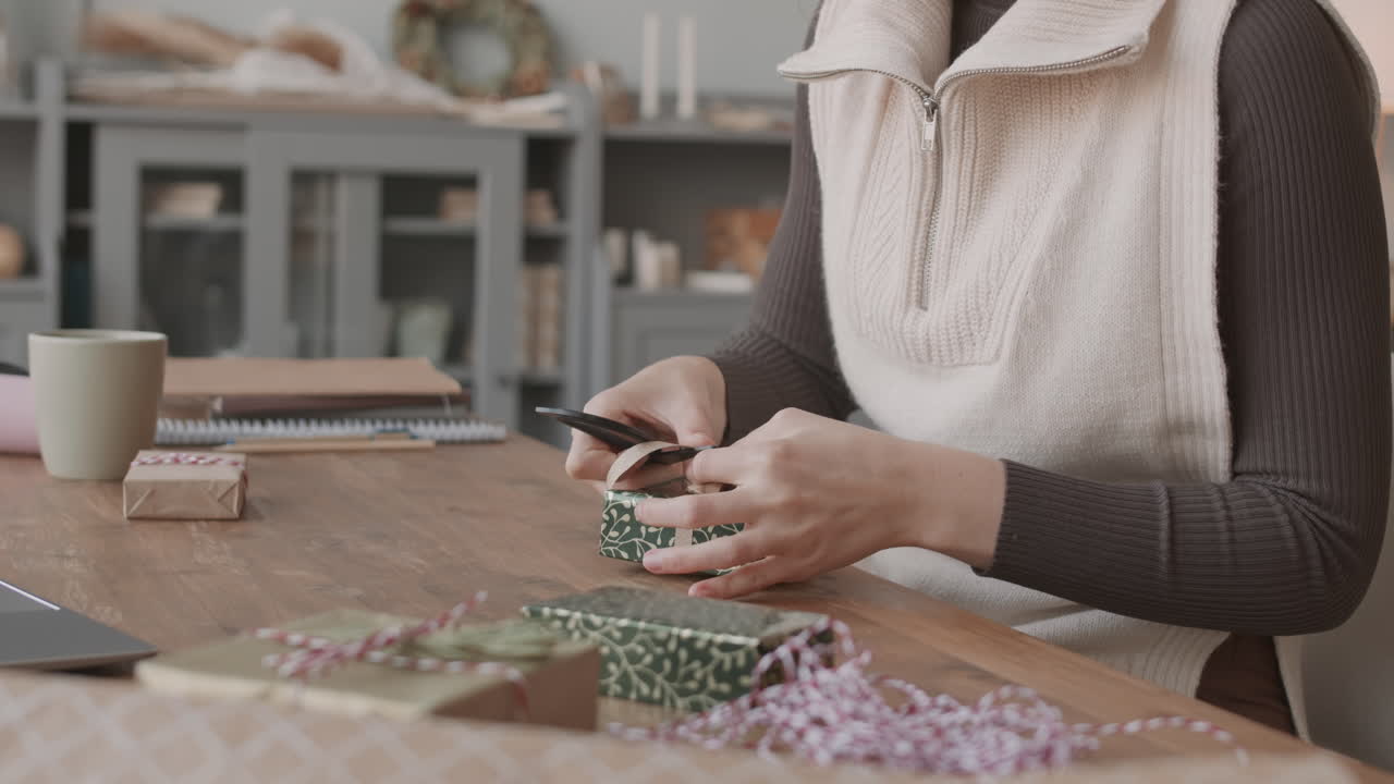 크리스마스 선물 상자를 장식하는 것