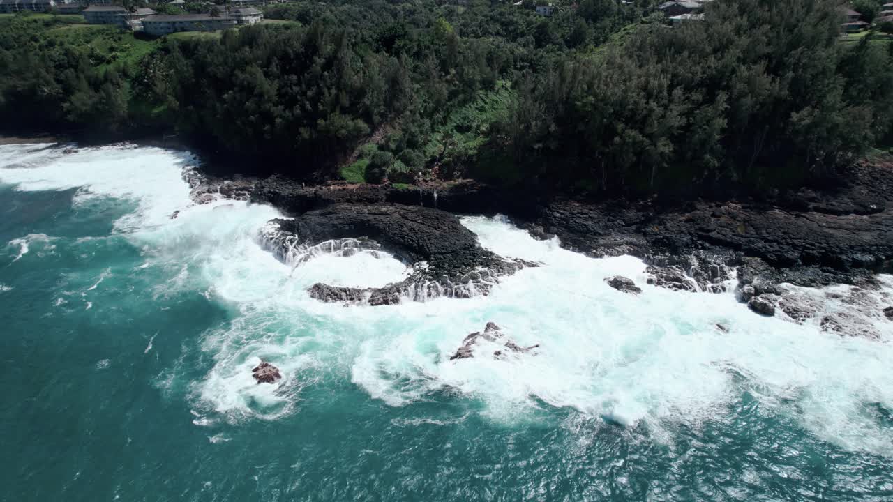 olas gigantes chocan contra la rocosa costa norte de kauai, baño de la reina, órbita aérea