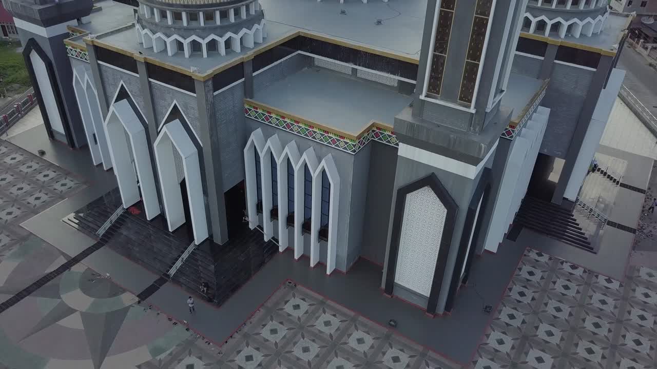 Vista aerea di una moschea con magnifica architettura situata nella Reggenza di Aceh Sud-Orientale