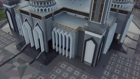 vista aérea de una mezquita con gran arquitectura ubicada en el sureste de la regencia de aceh
