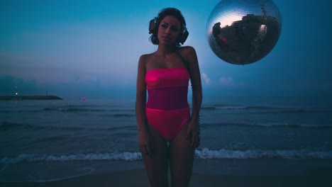 mujer bailando en la playa 43
