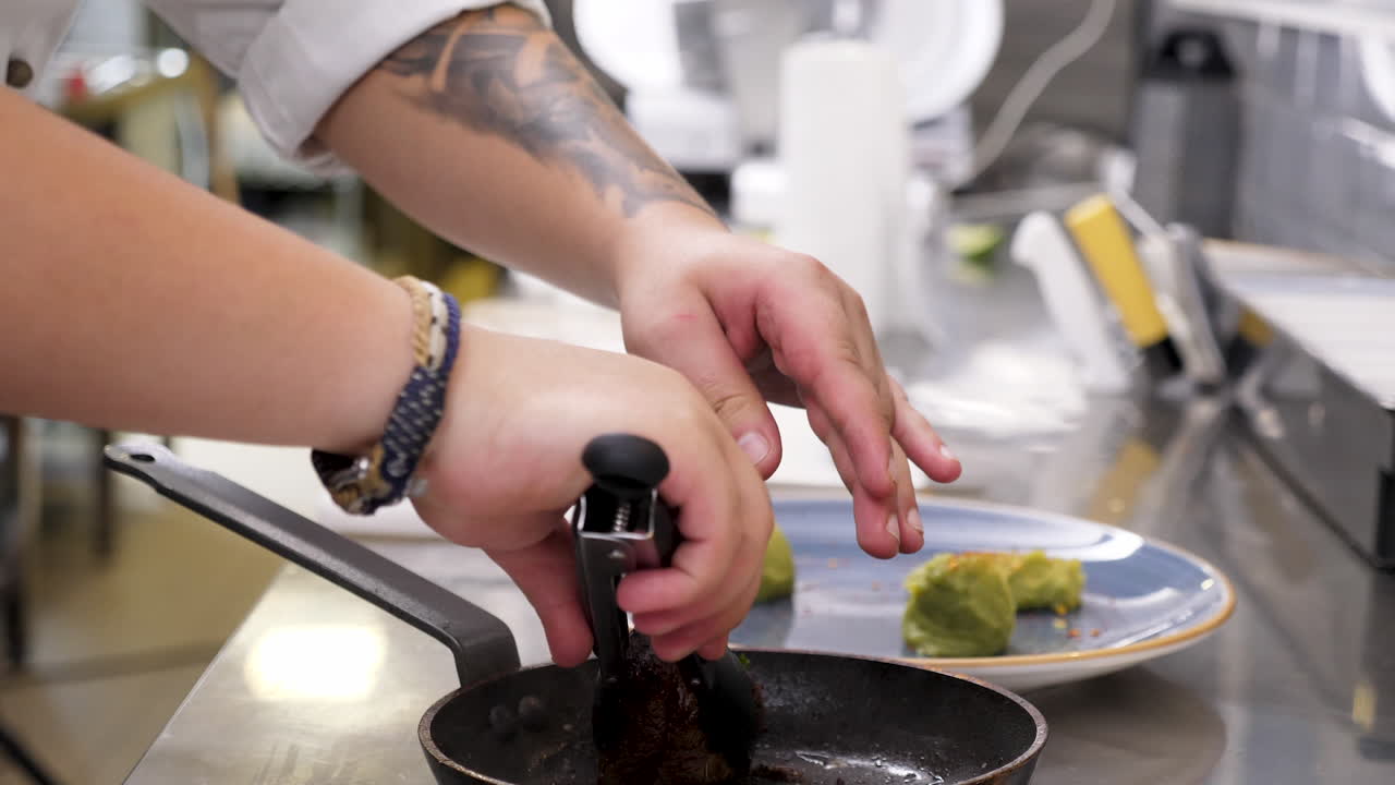 chef cocinando carne en una sartén