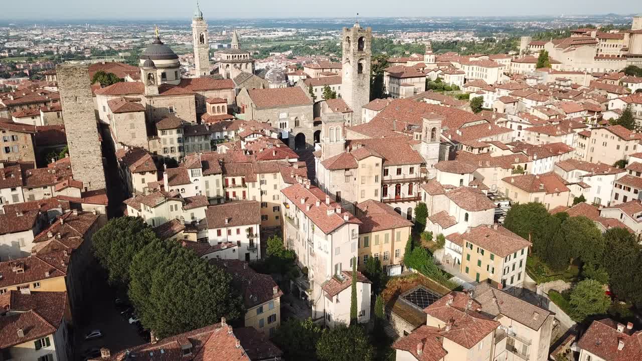 vista aérea de bergamo - ciudad antigua. una de las hermosas ciudades de italia. paisaje del centro de la ciudad y sus edificios históricos