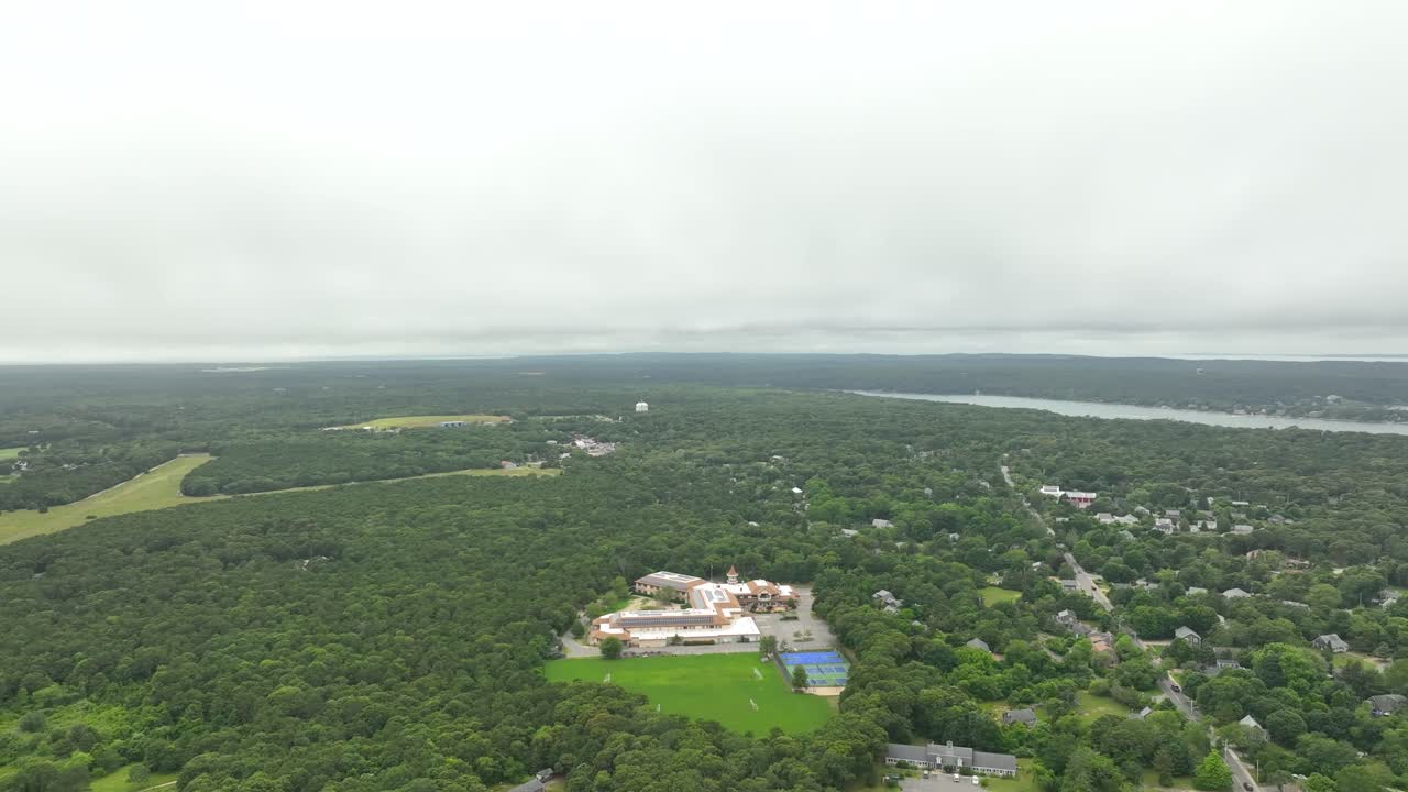마사추세츠의 숲에 둘러싸인 시골 학교의 드론 촬영