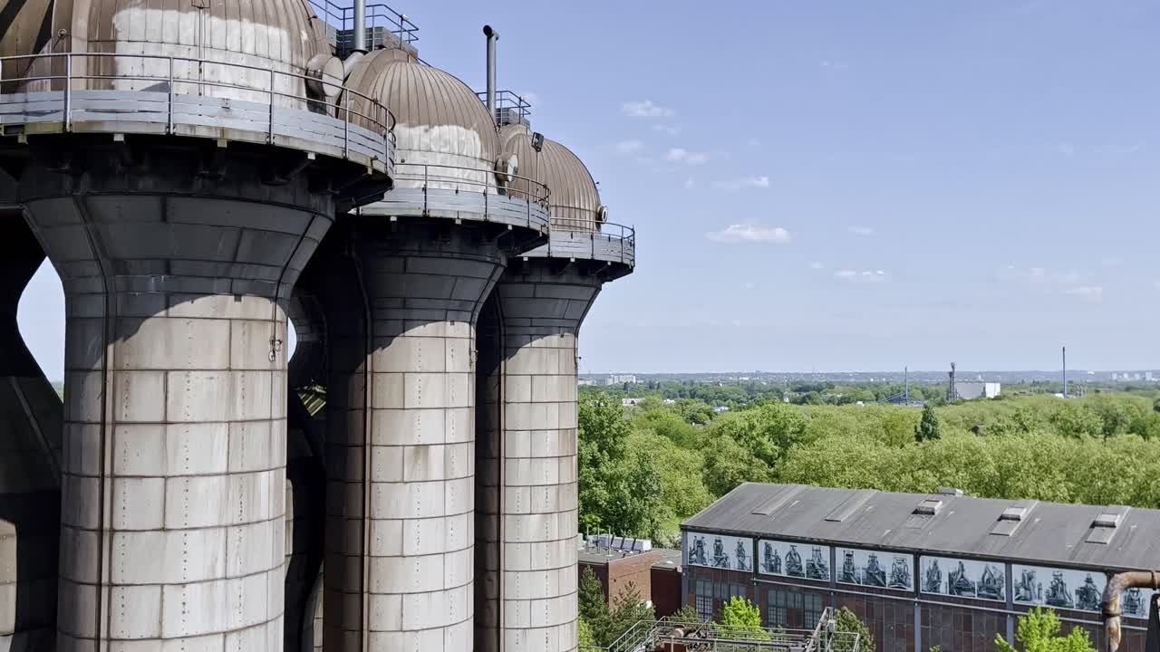 silos im industriegebiet in duisburg in deutschland aus der luft über dem landschaftspark des alten stahlwerks