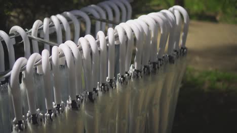 paraguas blancas en un sauce plegado colgar en el parque 02