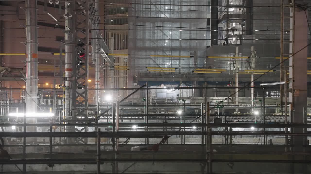 大阪駅の夜の建設現場、産業風景をパン撮影