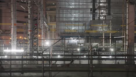 sitio de construcción en la estación de osaka por la noche, panorámica sobre fondo industrial