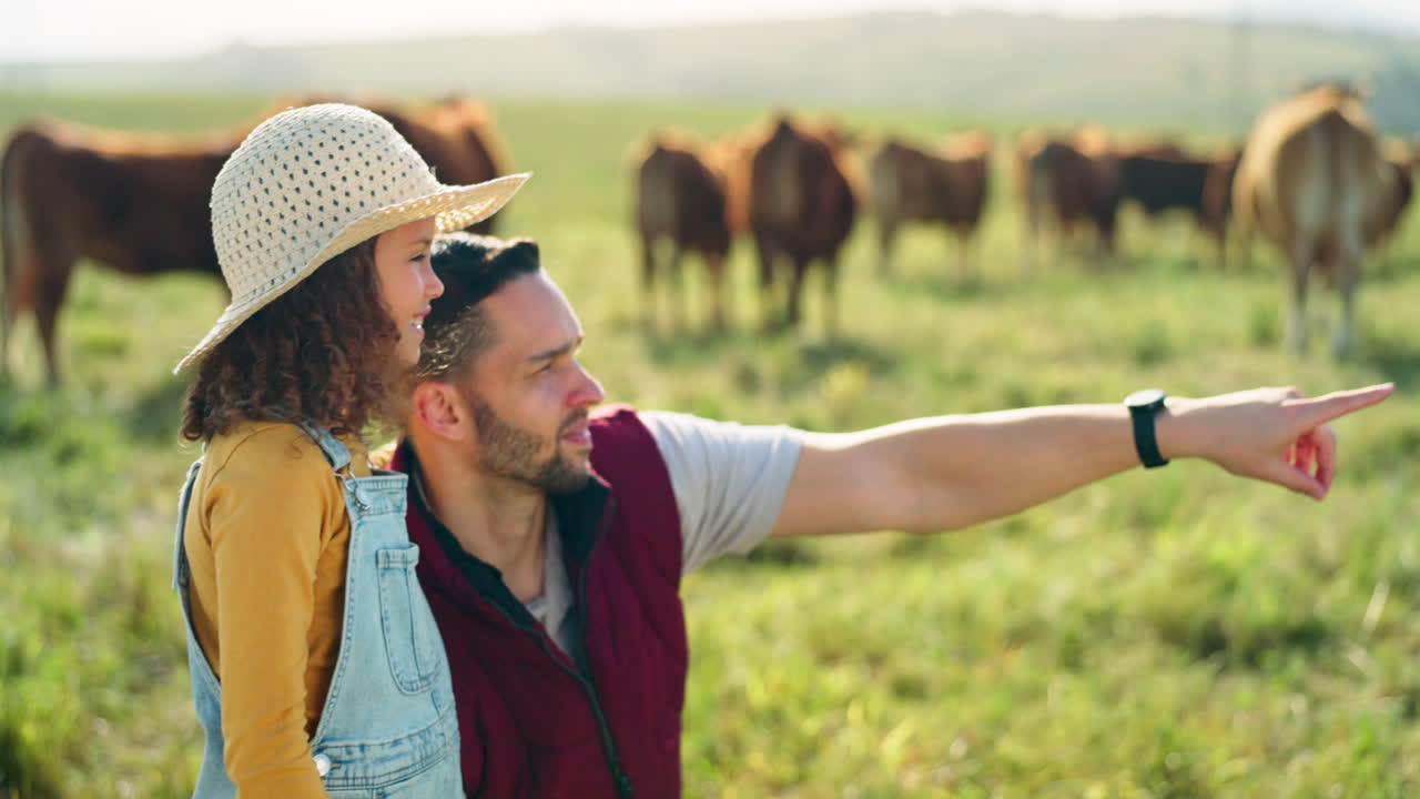 Pai e filha criando laços em uma fazenda de gado