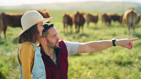 Vater-Und-Tochter-Nähern-Sich-Auf-Einer-Rinderfarm