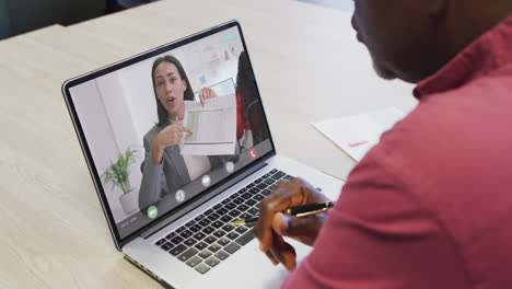 Video-De-Un-Hombre-Afroamericano-Teniendo-Una-Videollamada-En-Una-Computadora-Portátil-Con-Una-Compañera-De-Trabajo-Birracial