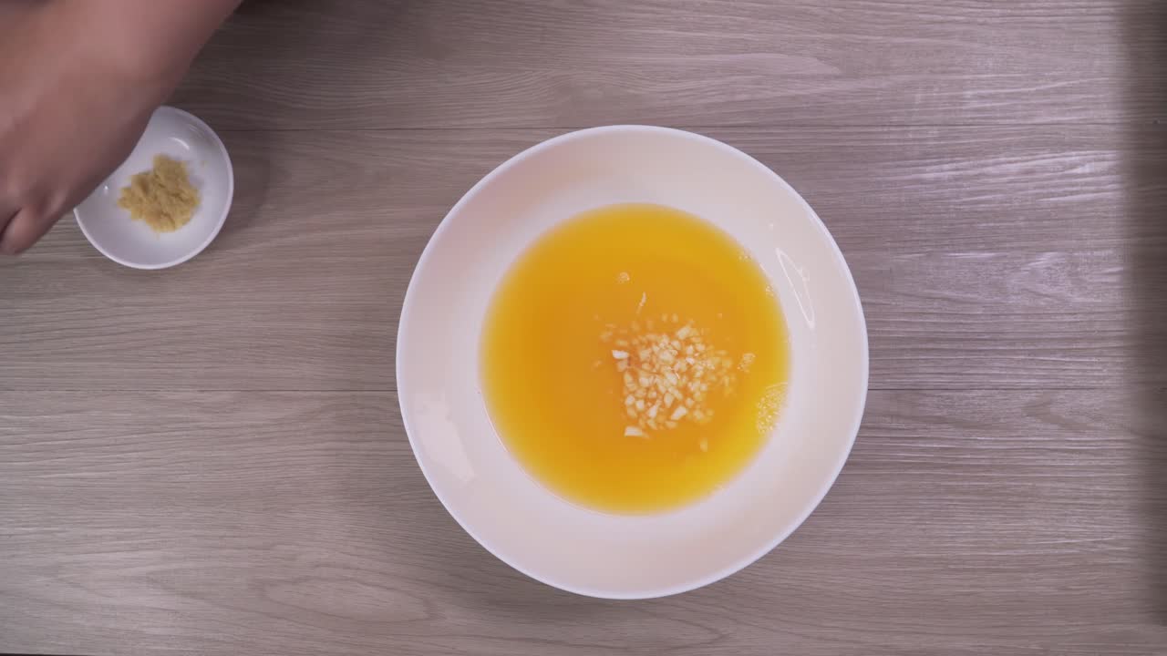 lapso de tiempo poniendo ingredientes de salsa casera en un tazón blanco