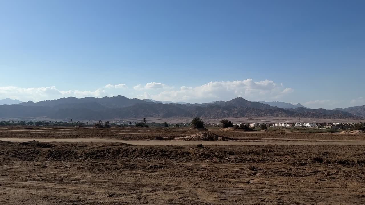 도로에 있는 차에서 사막에 있는 산의 전망, 트럭 촬영