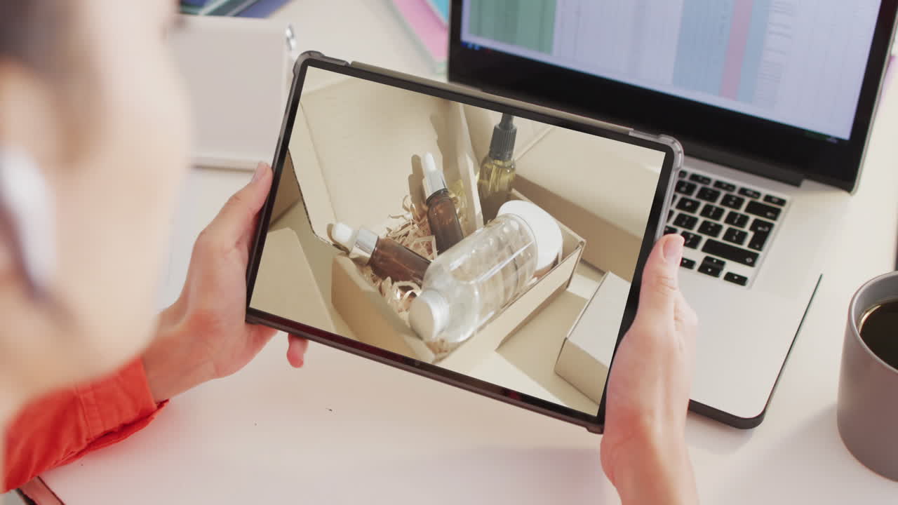 mujer caucásica usando tableta, compras en línea de productos de belleza, cámara lenta