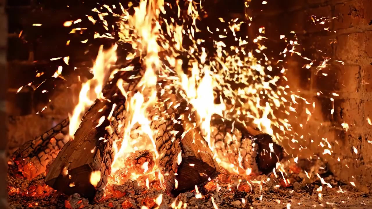 Una scena di camino accogliente e invitante con ceppi scoppiettanti e fiamme danzanti, perfetta per creare un'atmosfera calda e rilassante in qualsiasi ambiente.