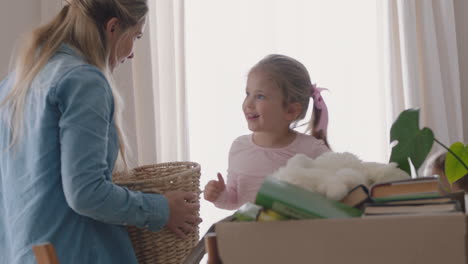 Familia-Caucásica-Feliz-Mudándose-A-Nuevos-Propietarios-Con-Niños-Ayudando-A-Los-Padres-A-Mudarse-A-La-Casa-Llevando-Cajas-Disfrutando-Del-Trabajo-En-Equipo-Junto-Con-Niños-Invirtiendo-En-Bienes-Raíces-Imágenes-De-4k