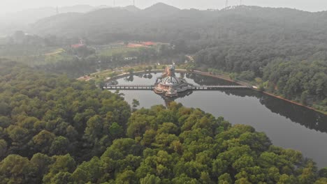 Amplia-Vista-Del-Famoso-Gran-Dragón-En-El-Parque-Acuático-Abandonado-Del-Lago-Thuy-Tien-Vietnam,-Aéreo