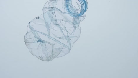 contaminación bajo el agua botella de plástico