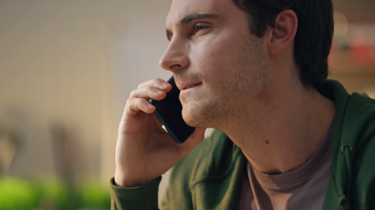 artista dibujando a mano con un lápiz en el bloc gráfico en la habitación de cerca. hombre hablando por teléfono