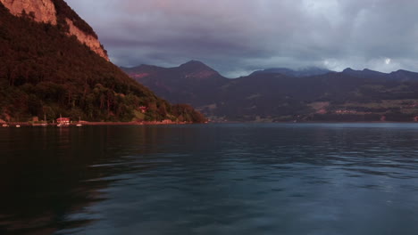 pedaleo volador revelando la puesta de sol sobre el hermoso lago de montaña