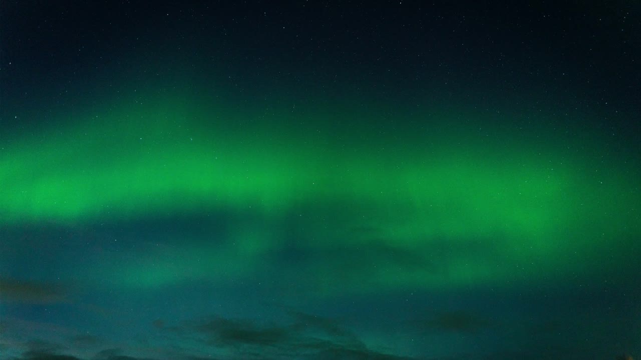 aurora boreal y estrellas en el cielo nocturno en islandia - lapso de tiempo