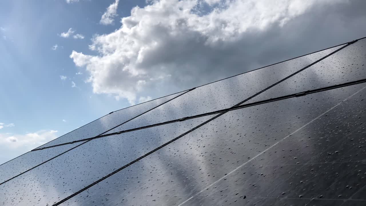 sistema fotovoltaico de panel solar instalado en las nubes de lapso de tiempo de la azotea y sol en el cielo