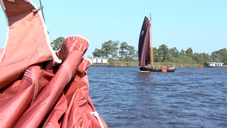 Segeln-Mit-Klassischen-Booten-Auf-Binnengewässern-Friesland-Niederlande