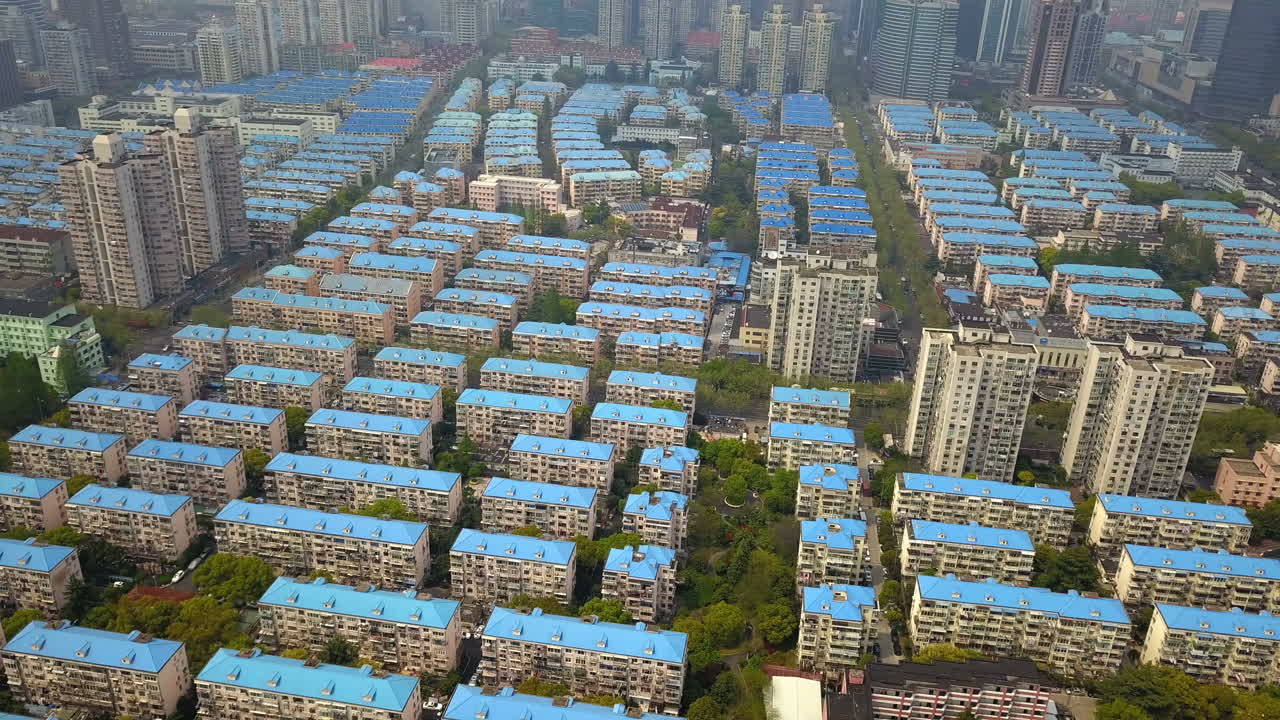 푸른 지붕 을 가진 도시 주택 개발 의 공중 사진