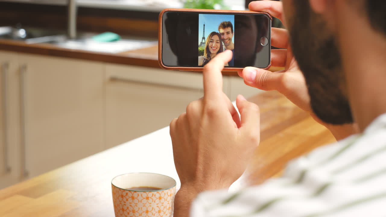 llamada de video con una pareja frente a la torre eiffel