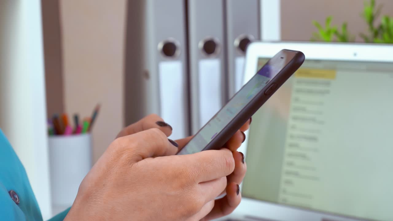 las manos de las mujeres de primer plano con teléfono inteligente