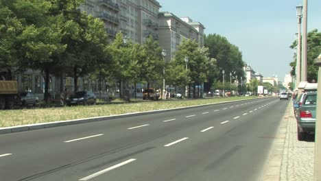 Schwenk-Von-Block-D-Kurt-Leucht-Zur-Karl-marx-allee-Ostberlin,-Deutschland