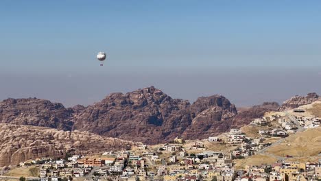 Los-Turistas-Viajan-En-Globo-Aerostático-Sobre-Petra-En-Wadi-Musa,-Jordania.