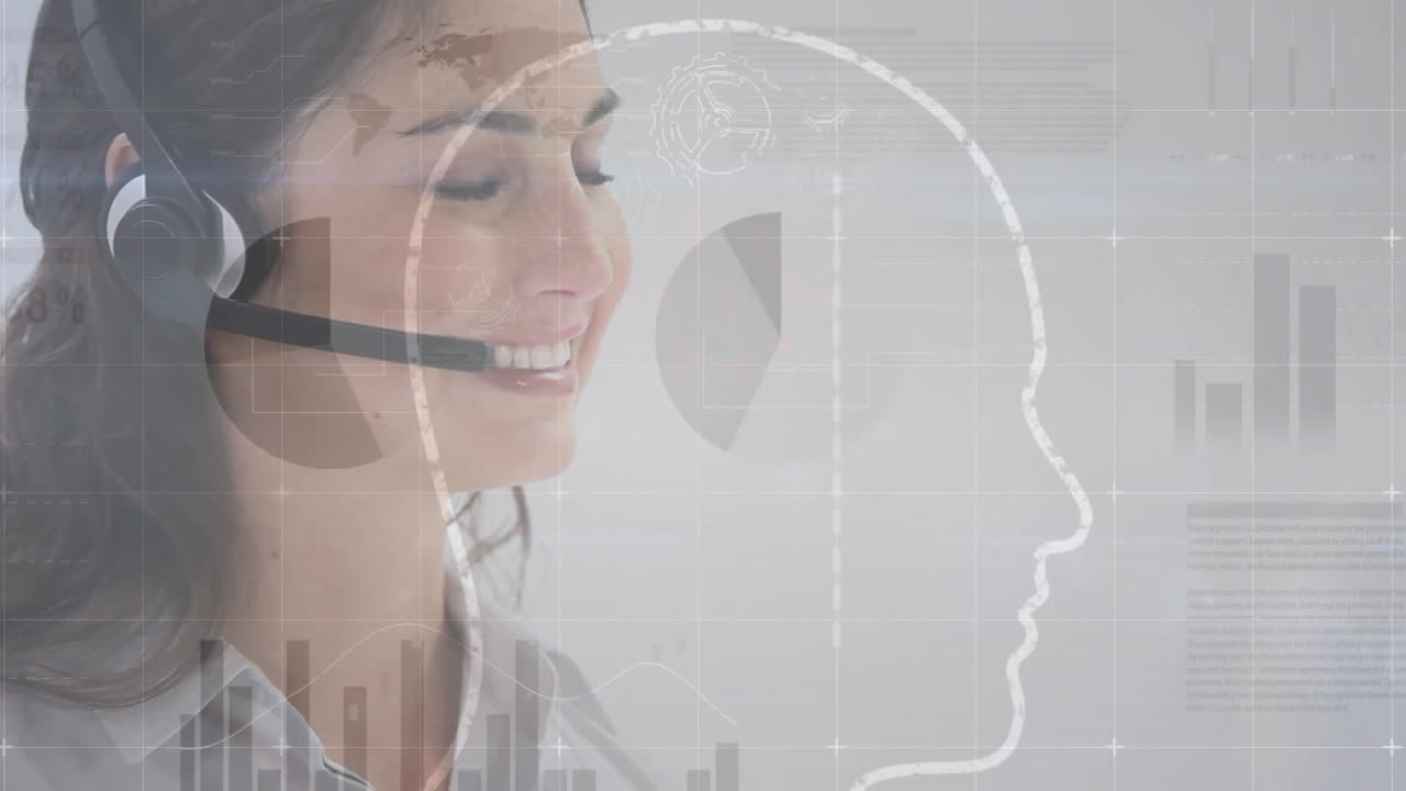 Animazione di elaborazione di dati finanziari sovrapposta a una donna d'affari caucasica con auricolare telefonico.