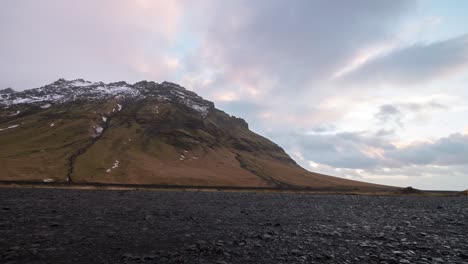 nubes rodando sobre montañas cubiertas de nieve en islandia