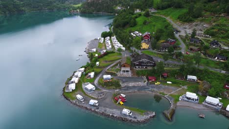 Schöne-Natur-Norwegen-Luftaufnahme-Des-Campingplatzes-Zum-Entspannen.