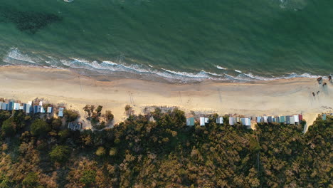 Gehen-Sie-Am-Strand-Von-Mornington-Entlang,-Während-Sanfte-Wellen-An-Die-Küste-Des-Sandstrandes-Schlagen