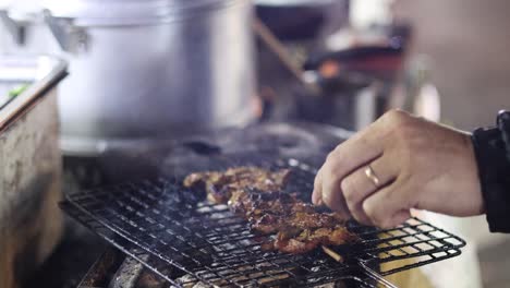 secuencia de parrillaje y sazonado de la carne al aire libre