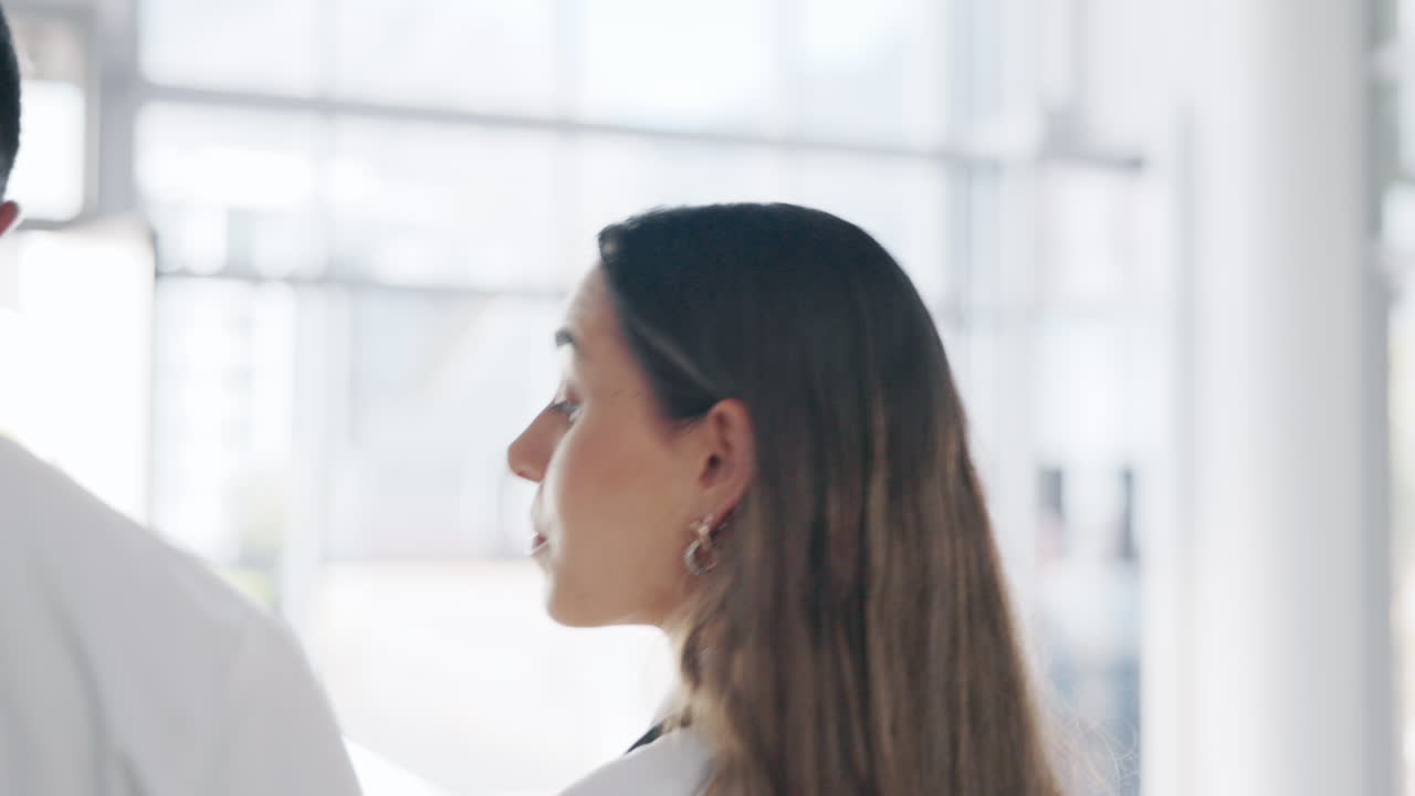 caminando, hablando y científicos en un laboratorio