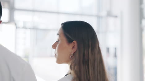 caminando, hablando y científicos en un laboratorio