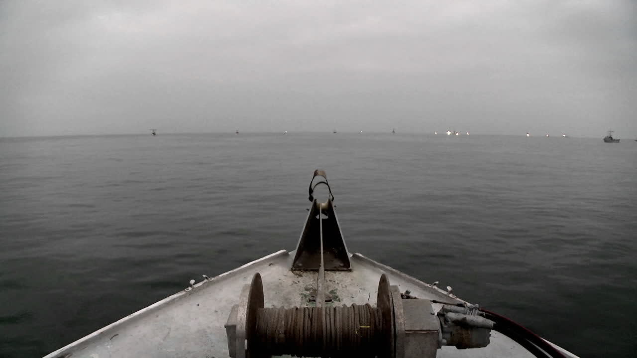 여러 보트가 열린 바다에서 항해