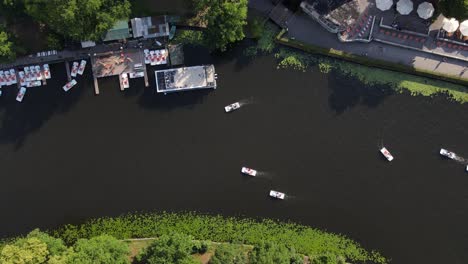 Fangen-Sie-Die-Essenz-Des-Sommerlichen-Charmes-Berlins-Mit-Filmreifen-Drohnenaufnahmen-über-Der-Spree-Ein-Und-Zeigen-Sie-Sonnenverwöhnte-Parks-Voller-Einheimischer,-Die-Gemütliche-Spaziergänge-Und-Picknicks-Genießen.