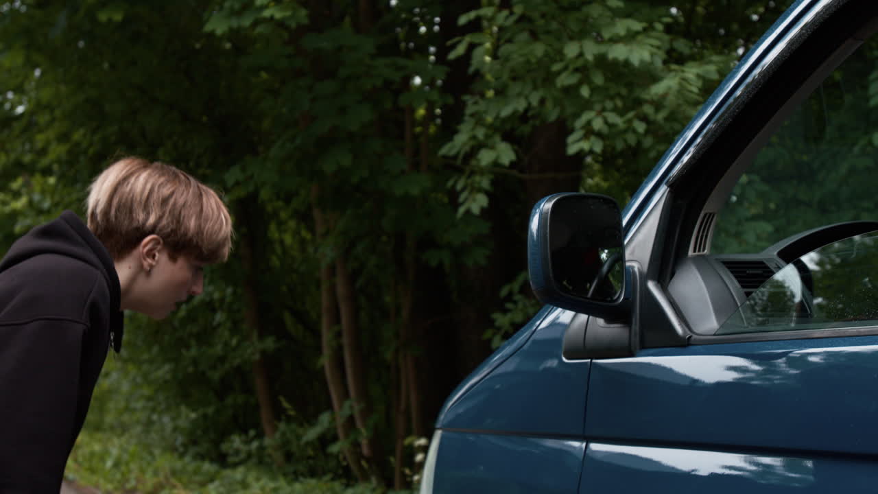 여성이 밴에서 내려오고 있습니다.