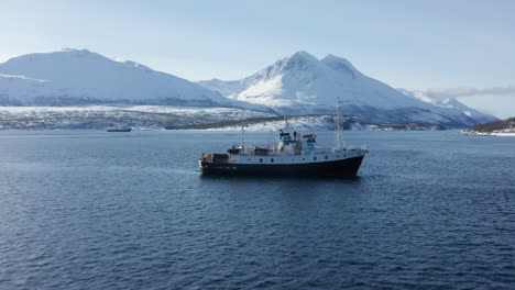 Luftdrohnenansicht-Polarfjord-Kreuzfahrtschiff,-Das-Im-Arktischen-Meer-In-Tromsø,-Norwegen,-Segelt