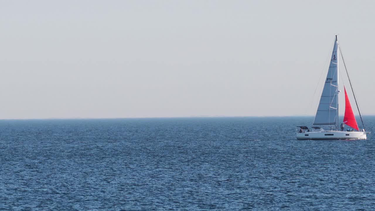 선박이 바다를 가로질러 이동합니다.