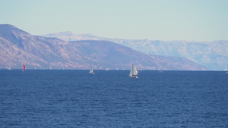 Hermosa-Vista-De-Veleros-En-El-Mar-Adriático-Con-Costa-Montañosa-En-El-Fondo