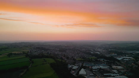 Experimente-Heckmondwike,-Reino-Unido,-A-Través-De-Cautivadoras-Imágenes-Aéreas-Tomadas-Con-Drones,-Destacando-Estructuras-Industriales,-Calles-Animadas-Y-El-Centro-Histórico-De-La-Ciudad-Durante-Una-Tarde-De-Verano.